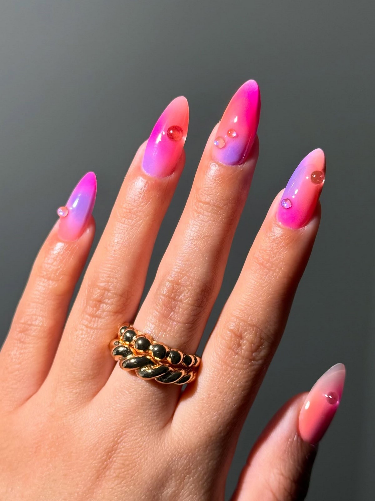 Трендовый денежный маникюр на август 2026: идеи для успеха