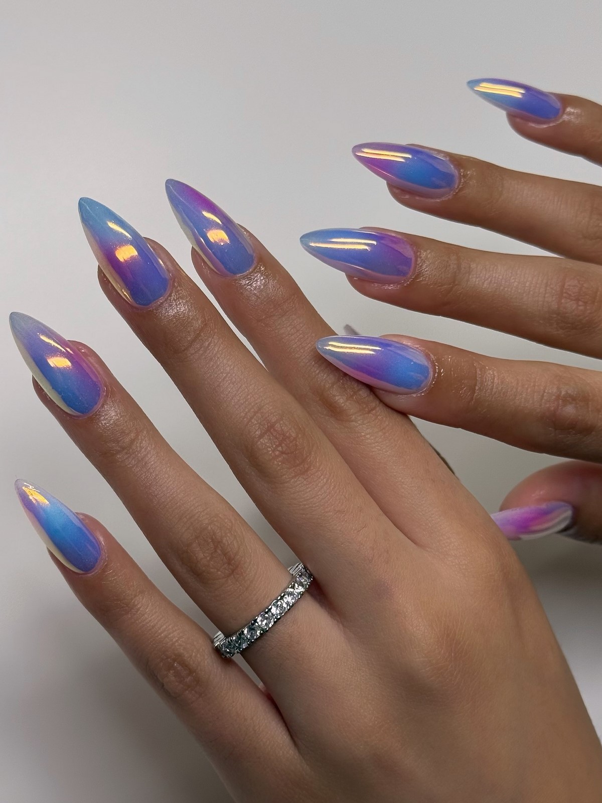 Трендовый денежный маникюр на август 2026: идеи для успеха