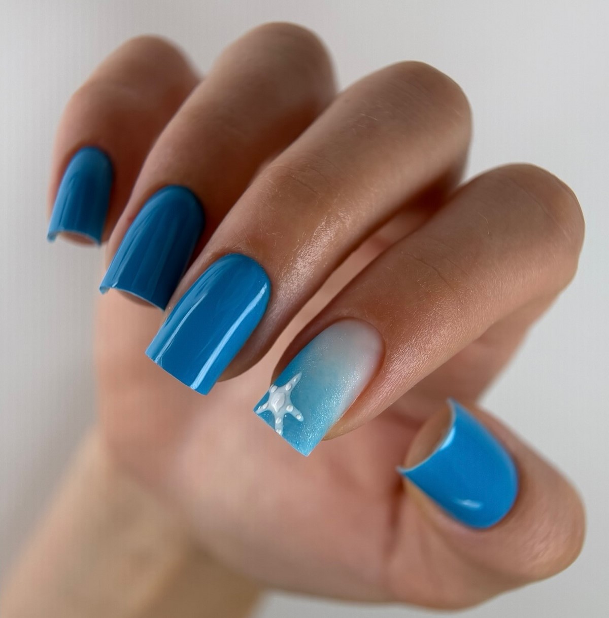 Трендовый денежный маникюр на август 2026: идеи для успеха