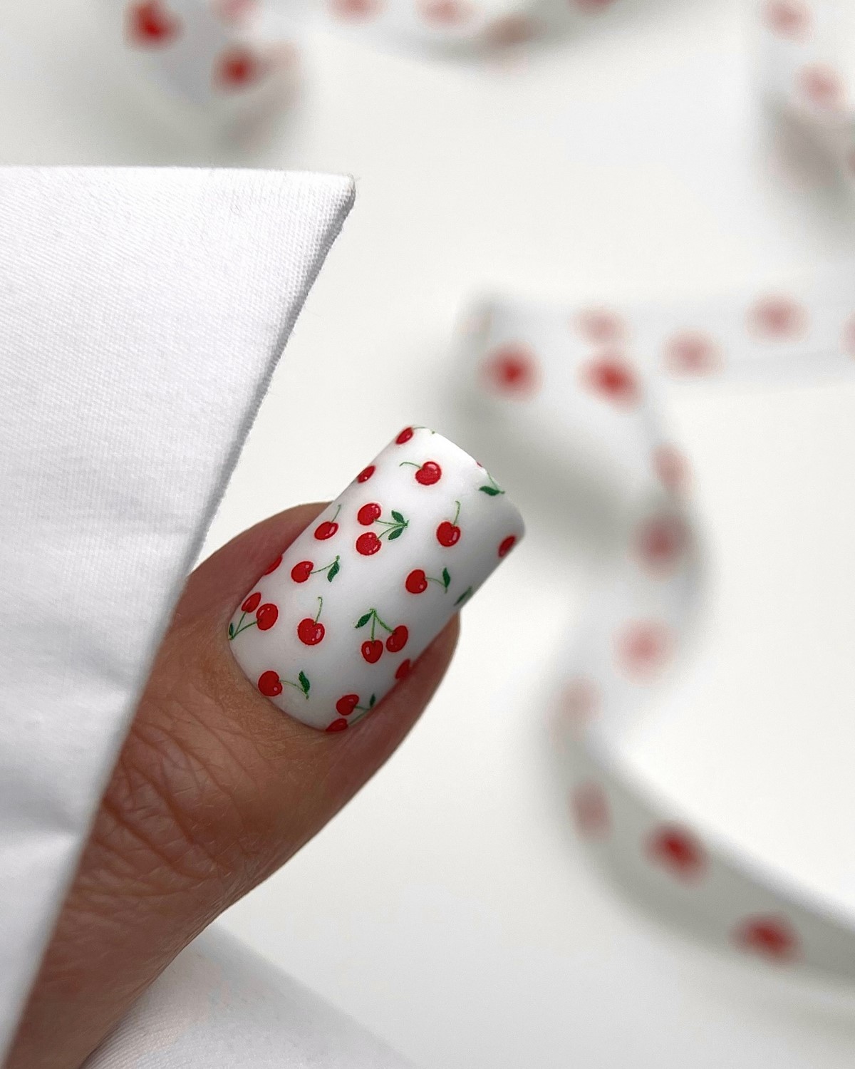 Трендовый денежный маникюр на август 2026: идеи для успеха