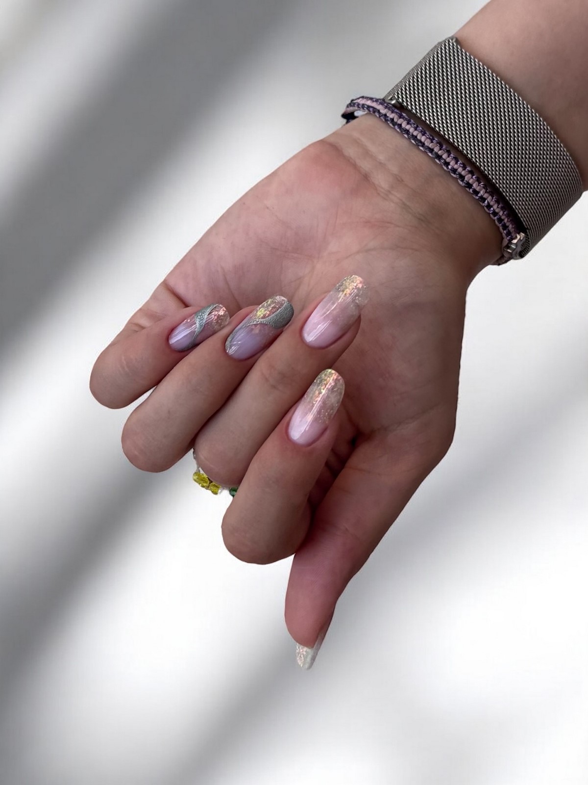 Трендовый денежный маникюр на август 2026: идеи для успеха