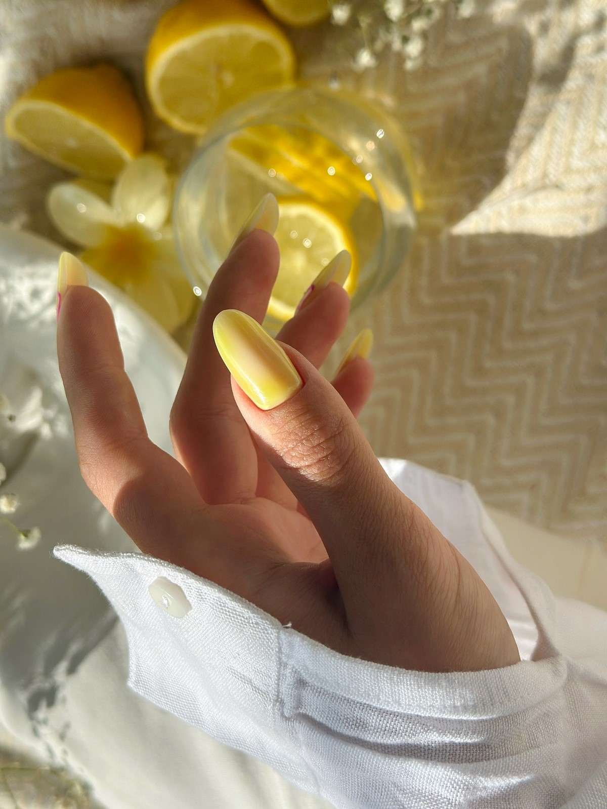 Трендовый денежный маникюр на август 2026: идеи для успеха