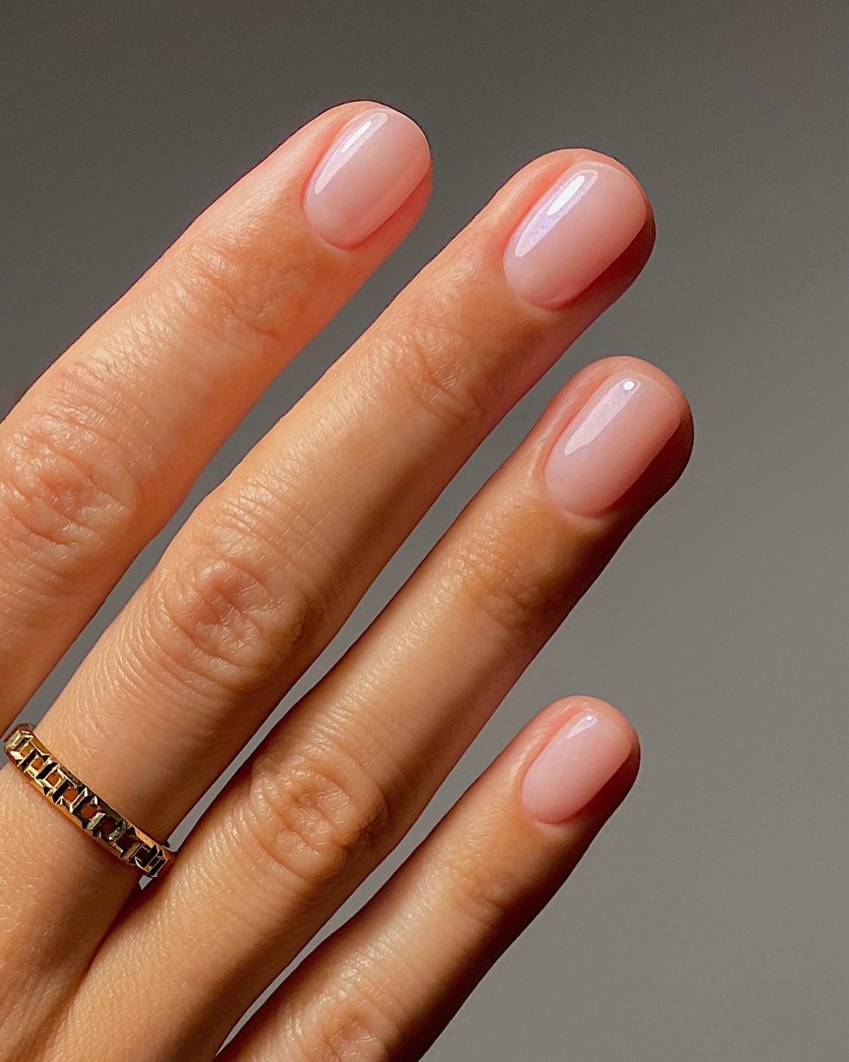 Трендовый денежный маникюр на август 2026: идеи для успеха