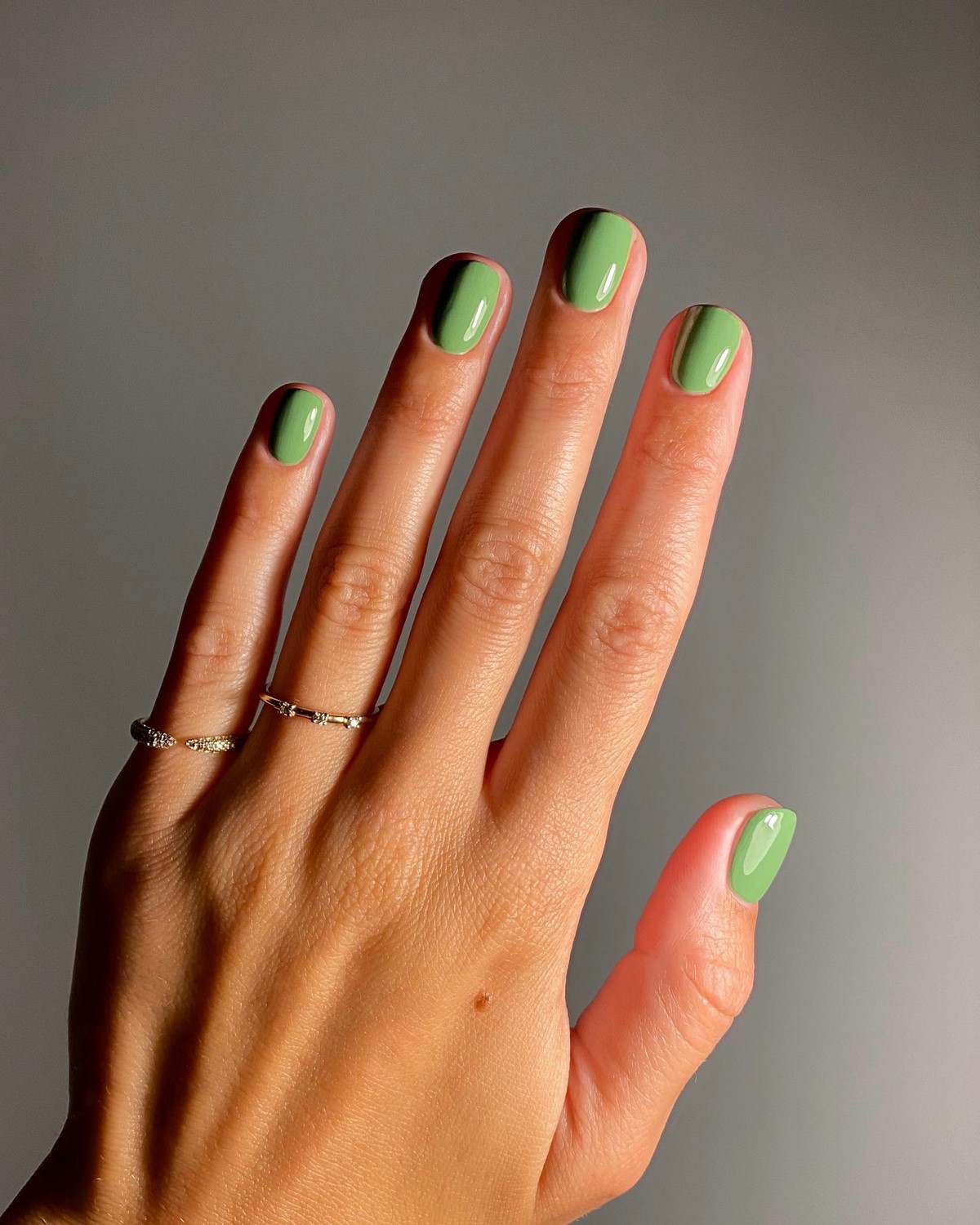 Трендовый денежный маникюр на август 2026: идеи для успеха