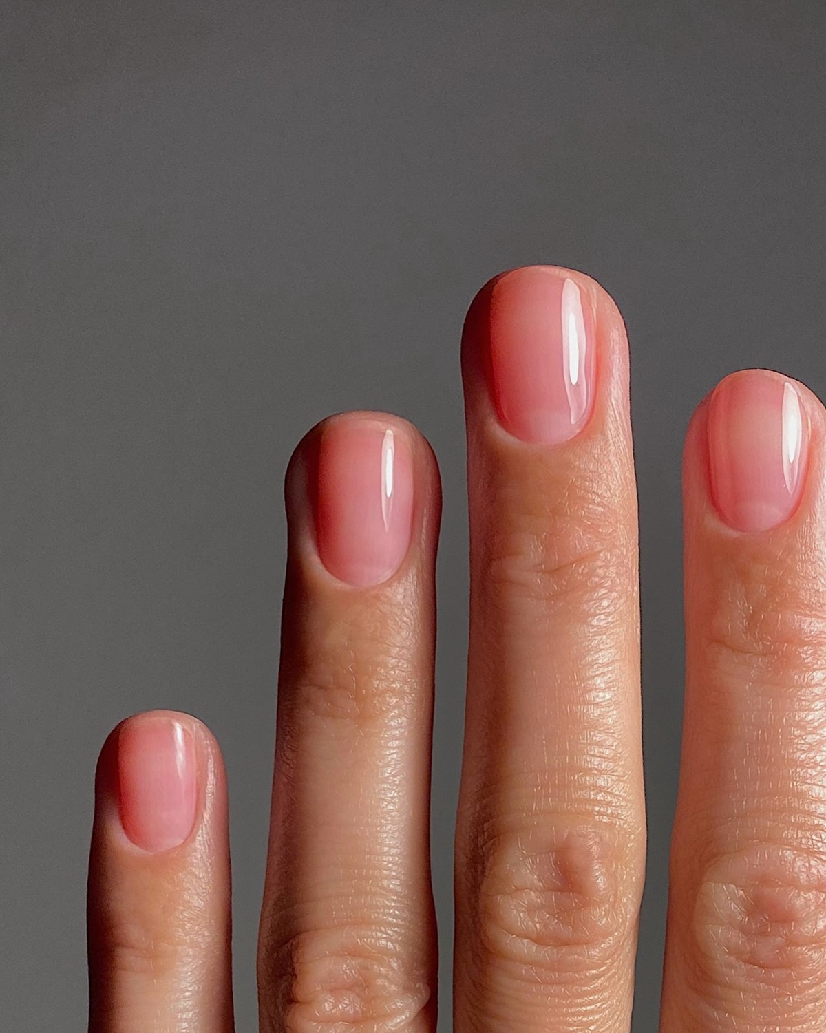 Трендовый денежный маникюр на август 2026: идеи для успеха