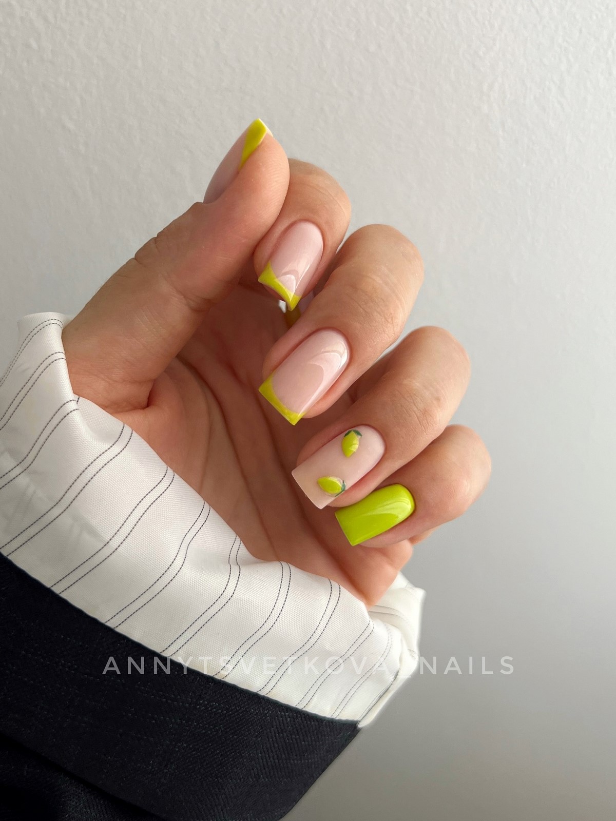 Трендовый денежный маникюр на август 2026: идеи для успеха