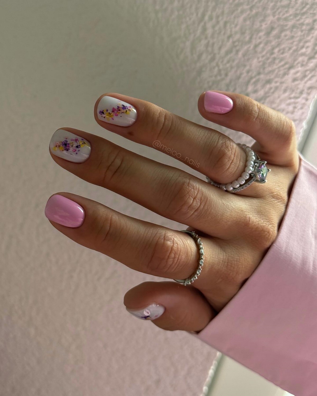 Трендовый денежный маникюр на август 2026: идеи для успеха