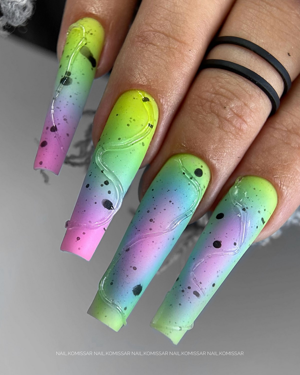 Трендовый денежный маникюр на август 2026: идеи для успеха