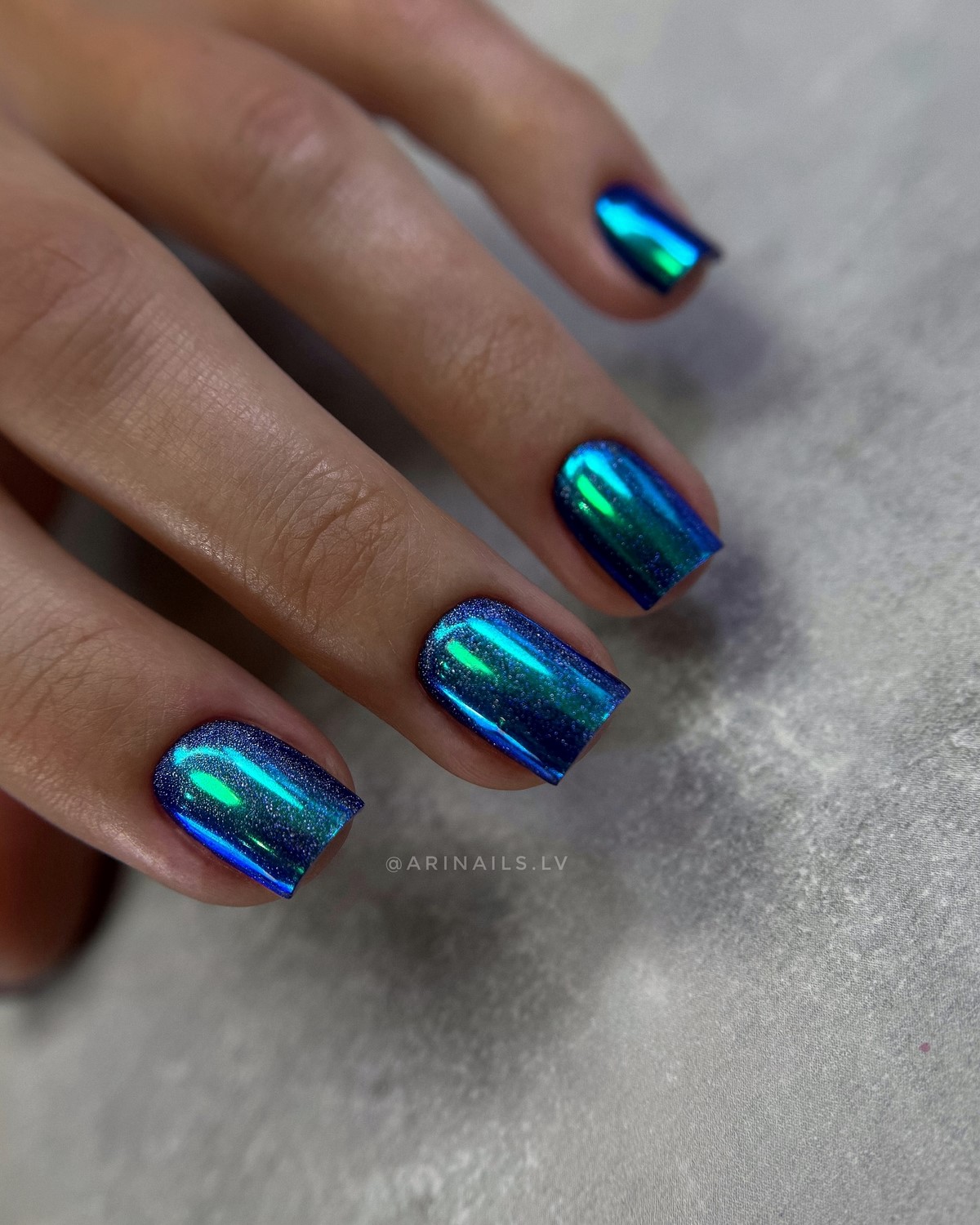 Трендовый денежный маникюр на август 2026: идеи для успеха