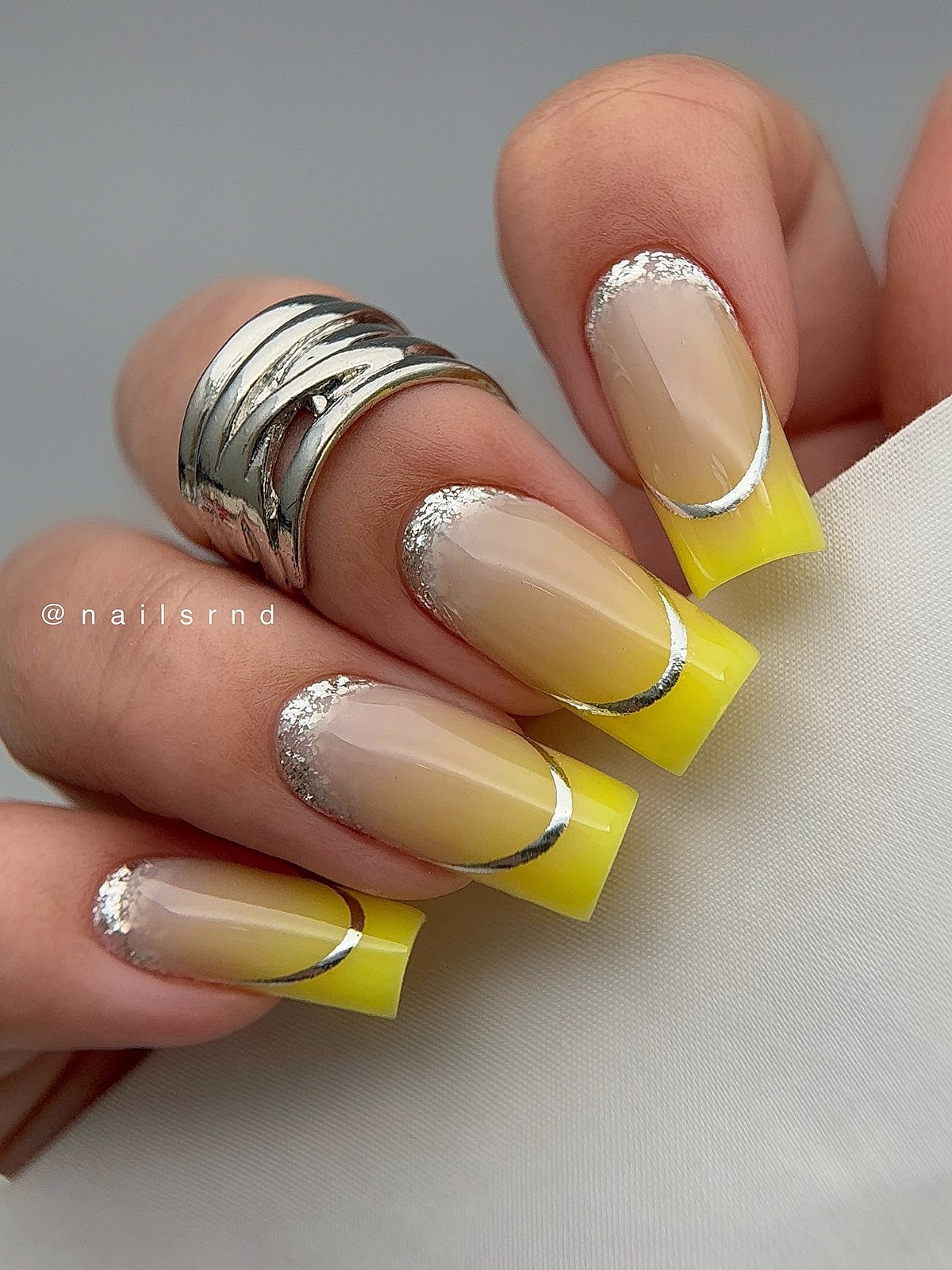 Трендовый денежный маникюр на август 2026: идеи для успеха