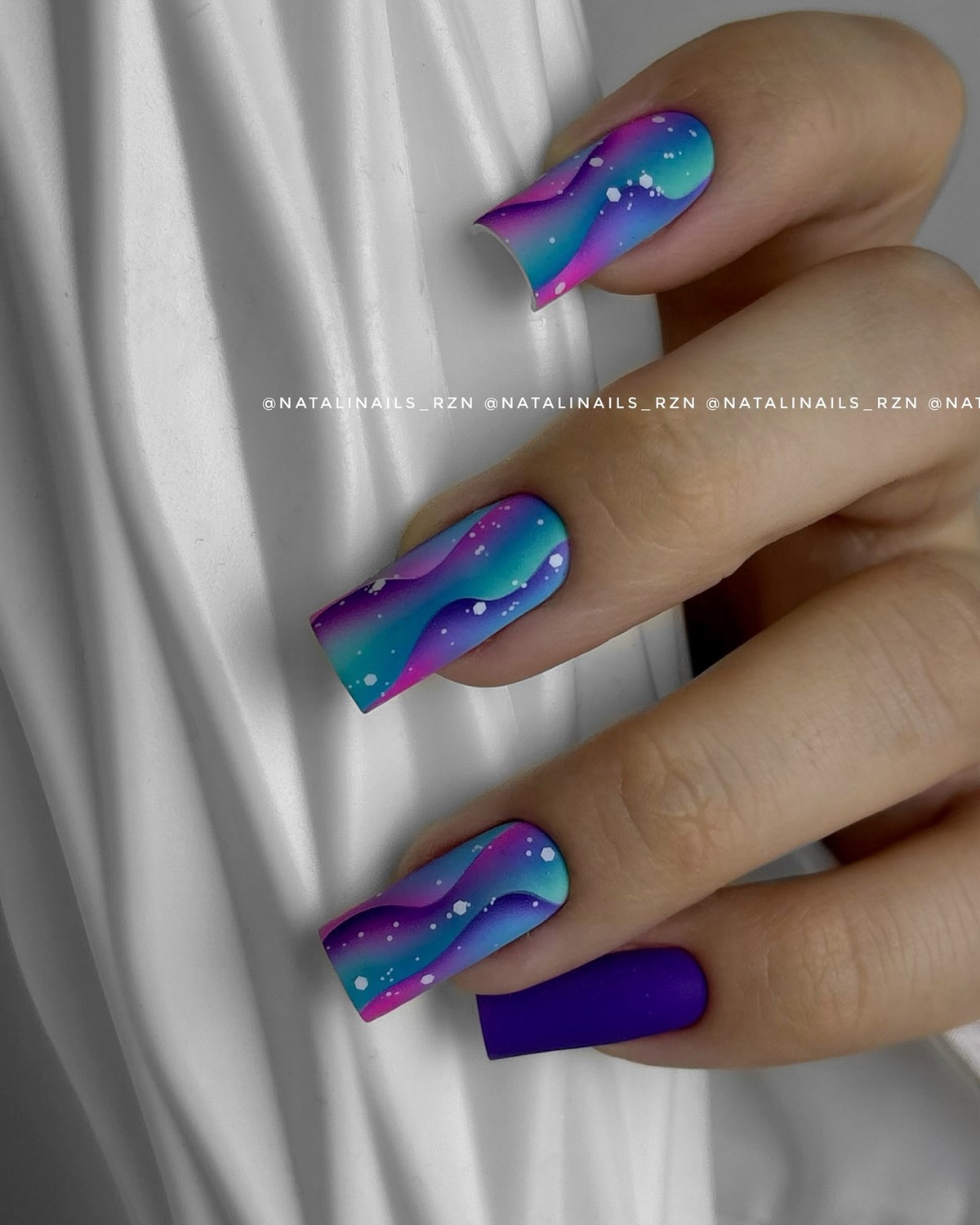 Трендовый денежный маникюр на август 2026: идеи для успеха