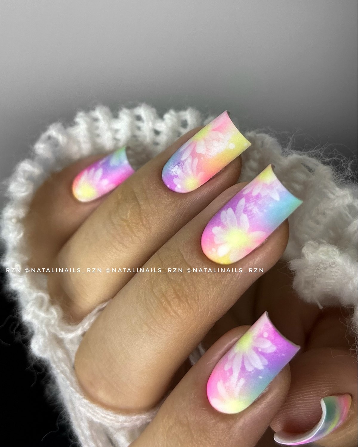 Трендовый денежный маникюр на август 2026: идеи для успеха