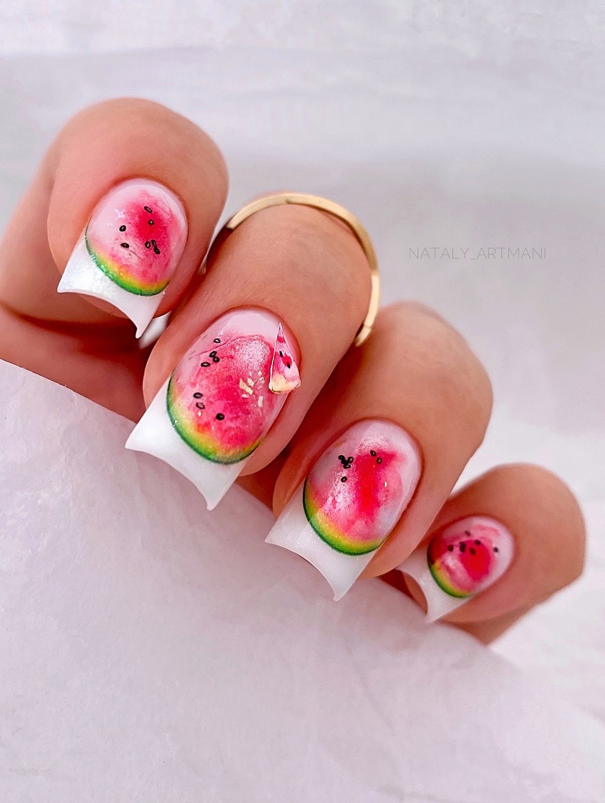 Трендовый денежный маникюр на август 2026: идеи для успеха