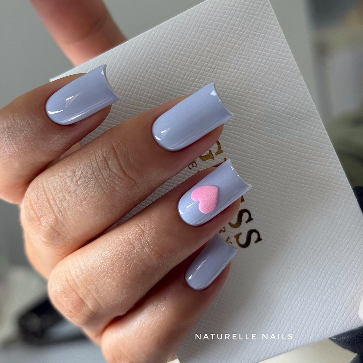 Трендовый денежный маникюр на август 2026: идеи для успеха