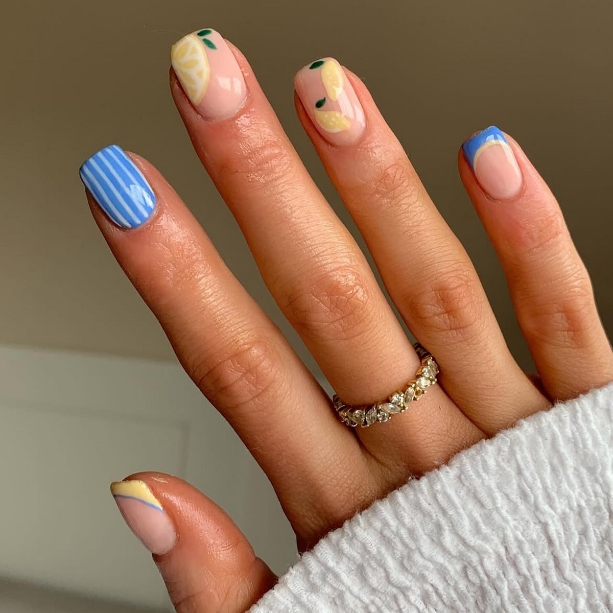 Трендовый денежный маникюр на август 2026: идеи для успеха