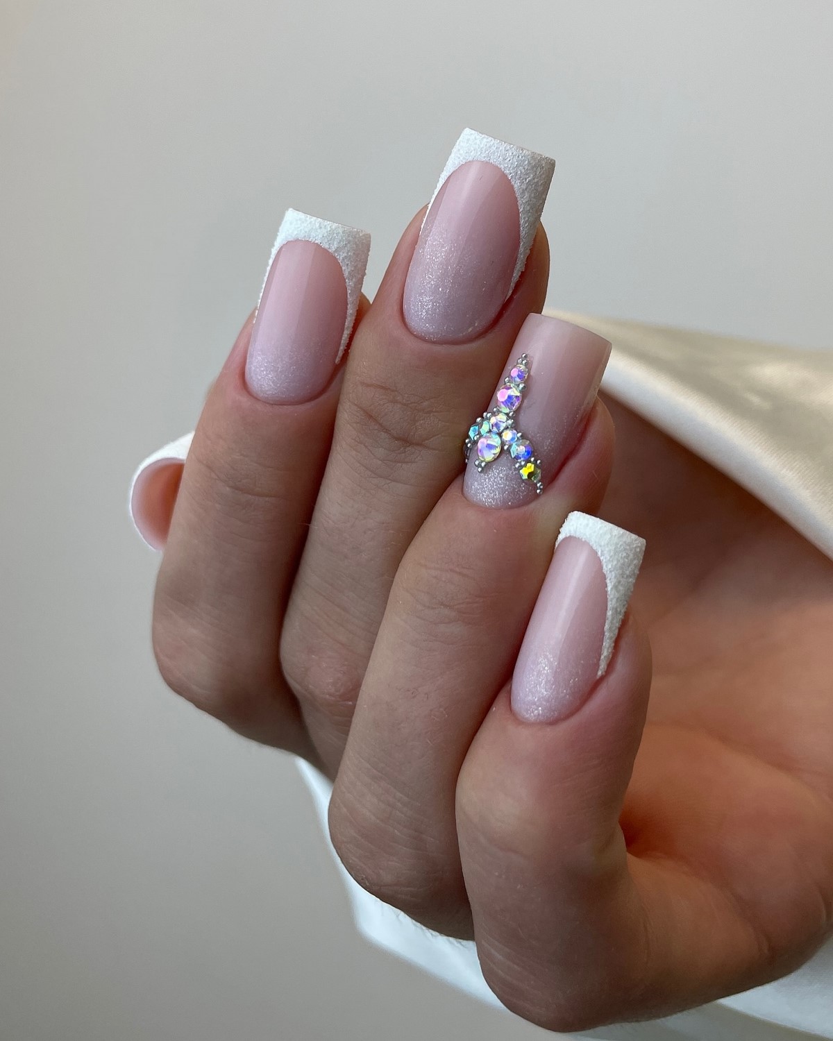 Трендовый денежный маникюр на август 2026: идеи для успеха