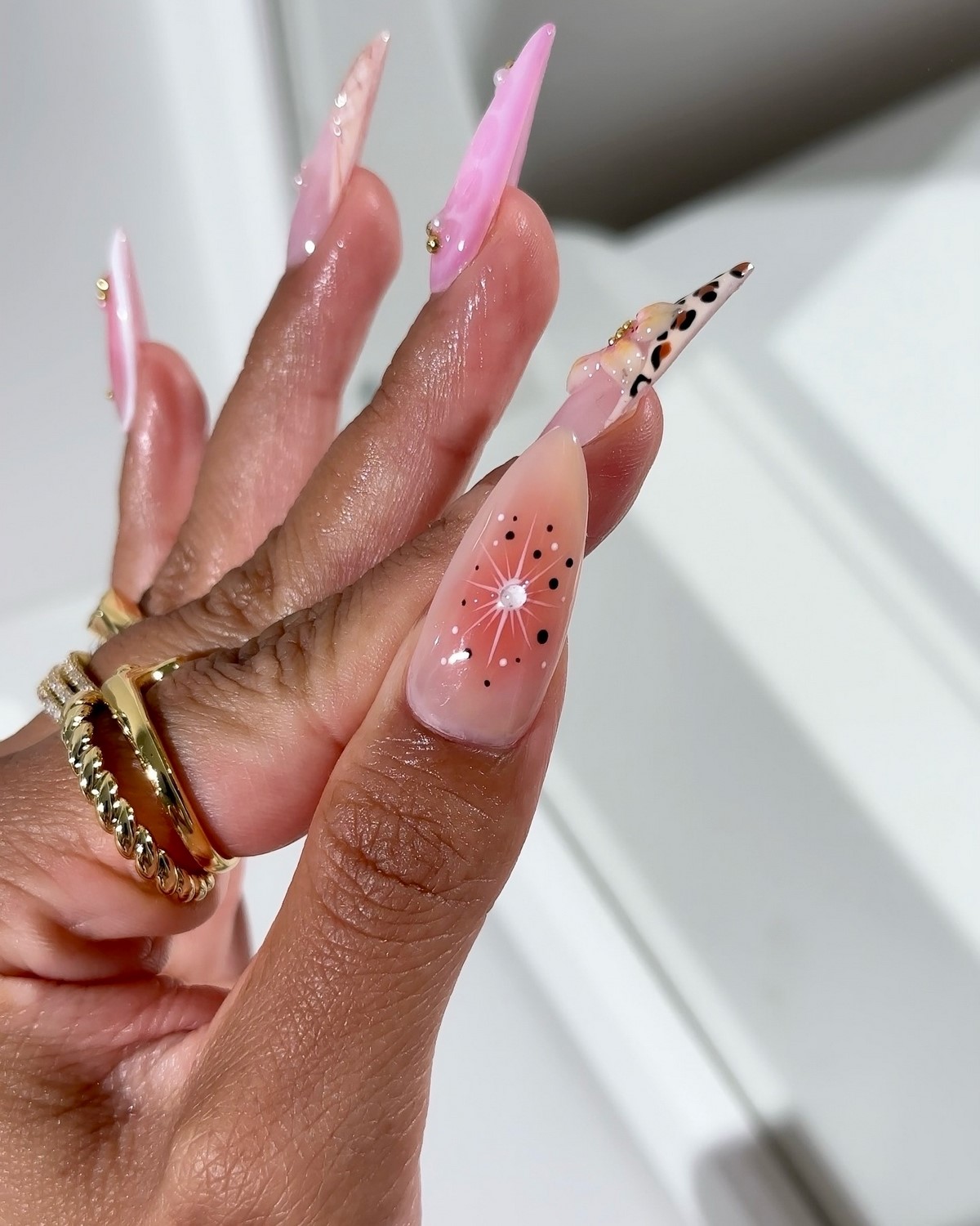 Трендовый денежный маникюр на август 2026: идеи для успеха