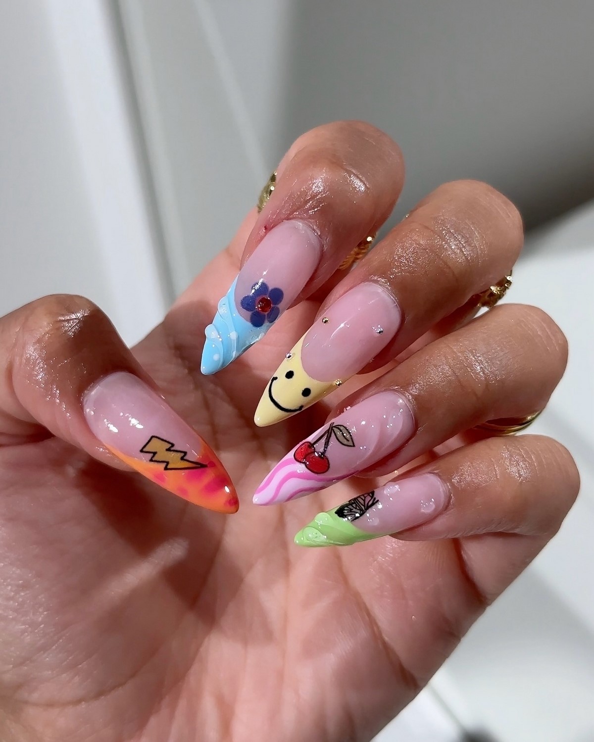 Трендовый денежный маникюр на август 2026: идеи для успеха