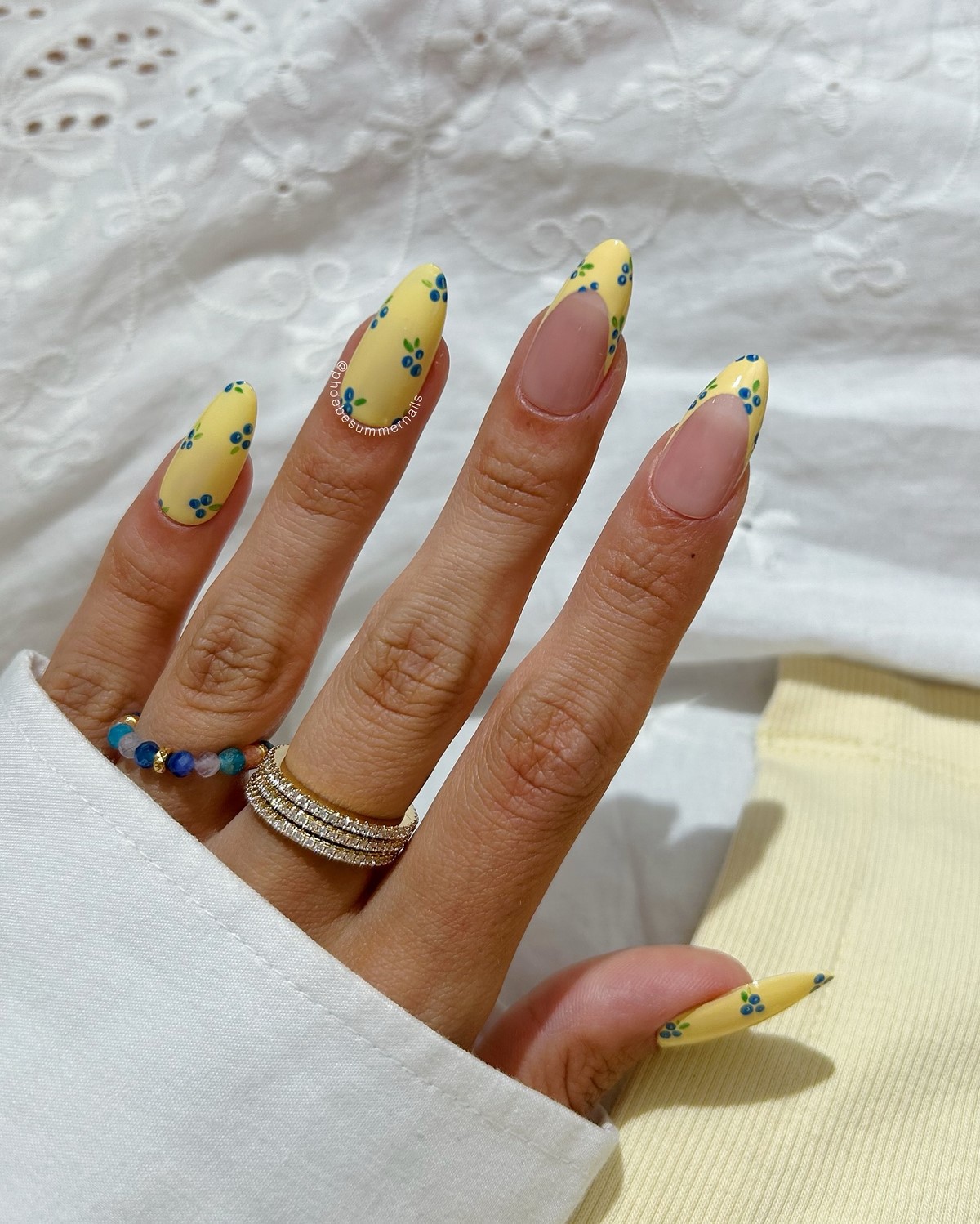 Трендовый денежный маникюр на август 2026: идеи для успеха