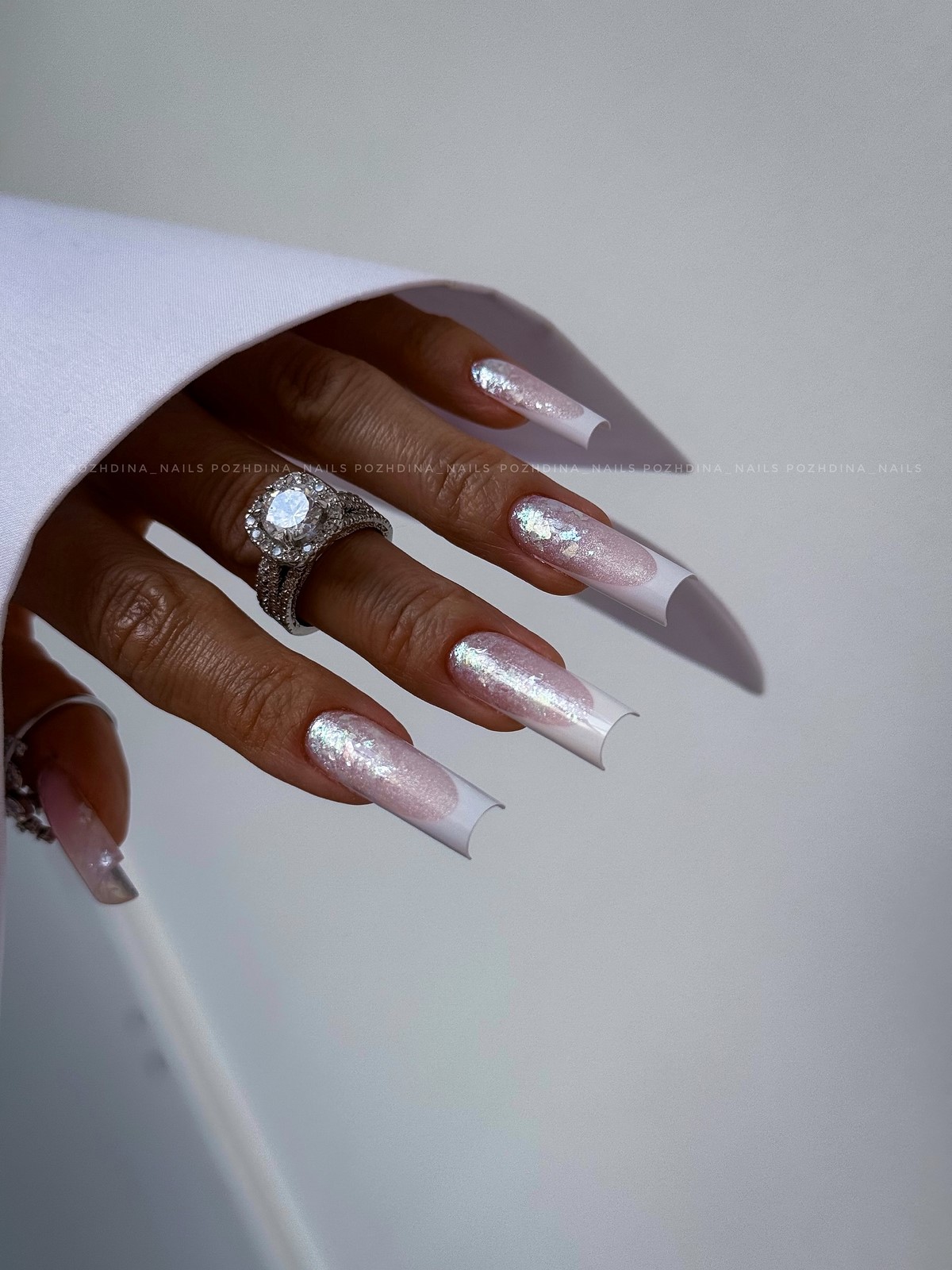 Трендовый денежный маникюр на август 2026: идеи для успеха