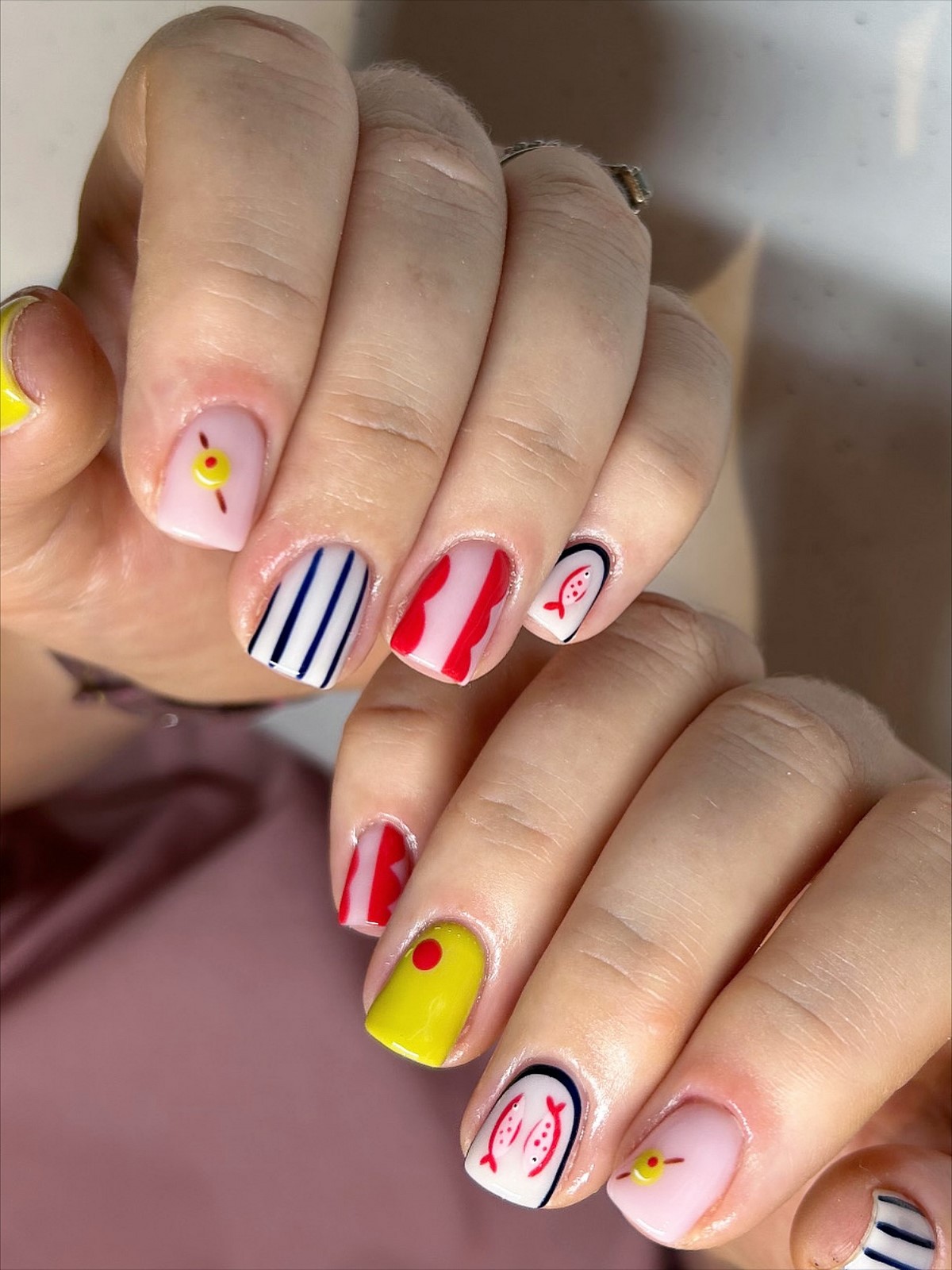 Трендовый денежный маникюр на август 2026: идеи для успеха