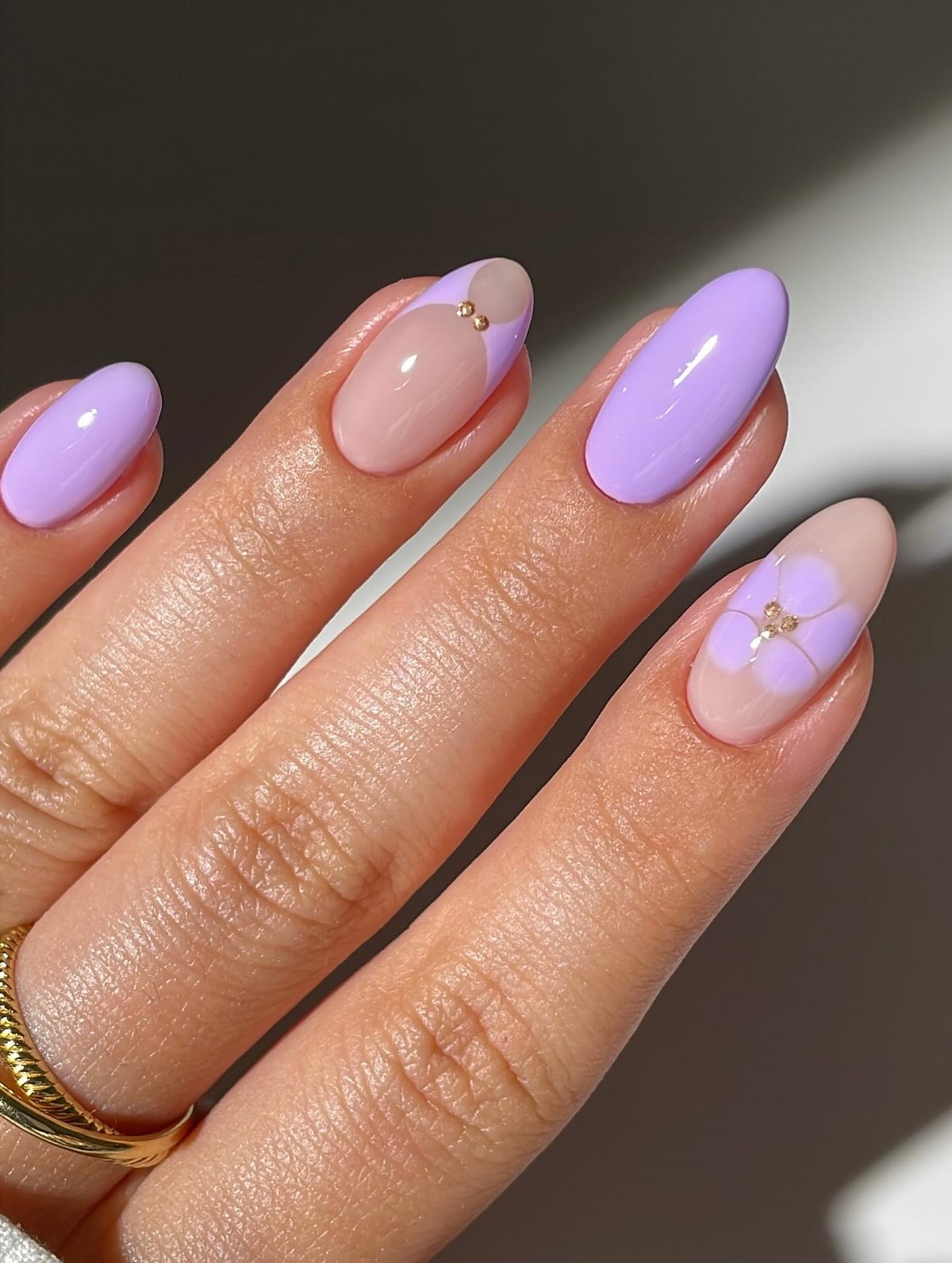 Трендовый денежный маникюр на август 2026: идеи для успеха