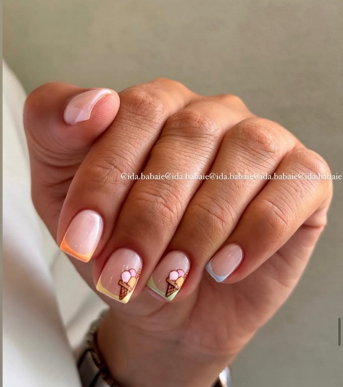 Трендовый денежный маникюр на август 2026: идеи для успеха