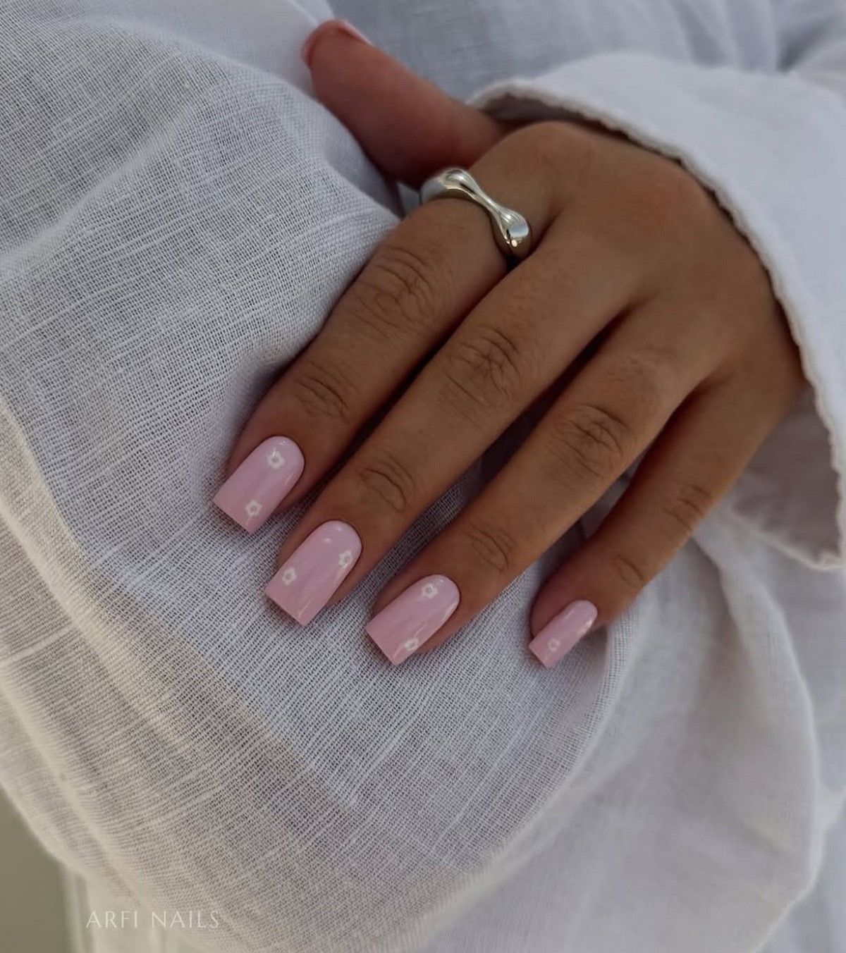 Трендовый денежный маникюр на август 2026: идеи для успеха