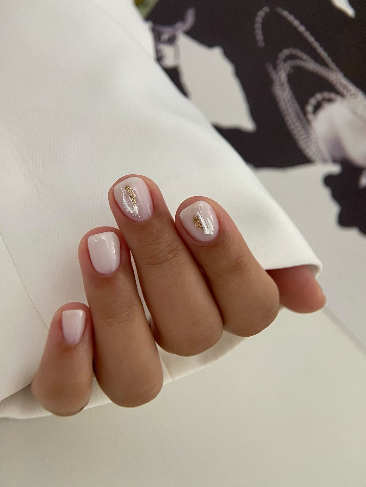 Трендовый денежный маникюр на август 2026: идеи для успеха