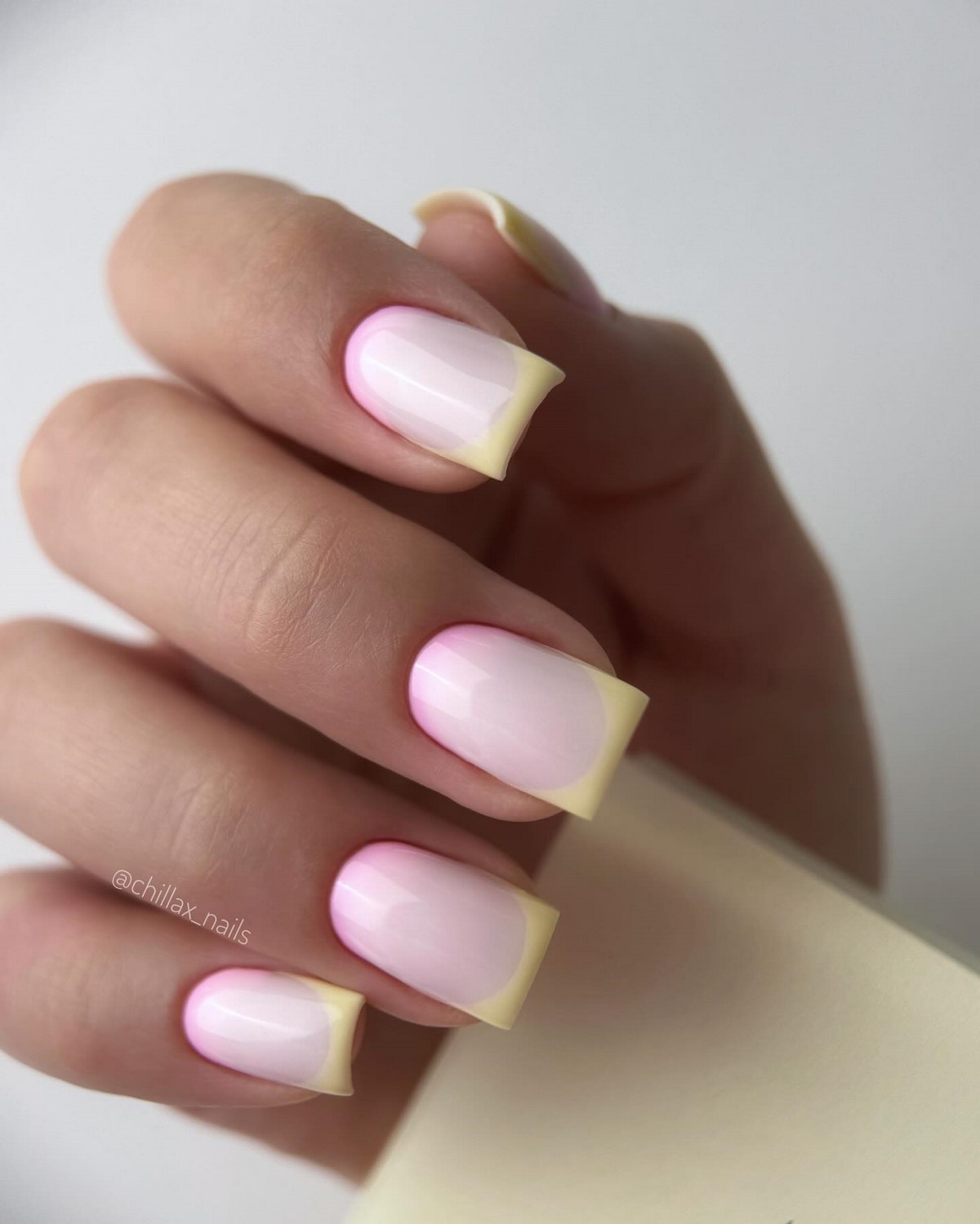 Трендовый денежный маникюр на август 2026: идеи для успеха