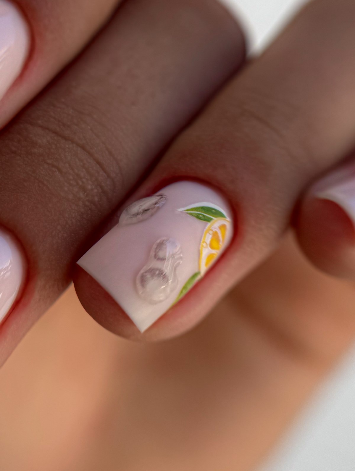 Модный маникюр в июле 2026: лучшие идеи для стильного лета