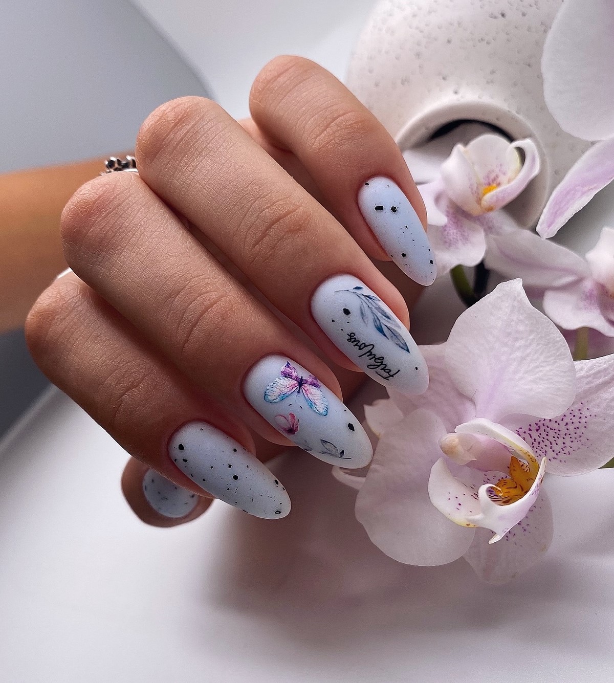 Модный маникюр в июле 2026: лучшие идеи для стильного лета