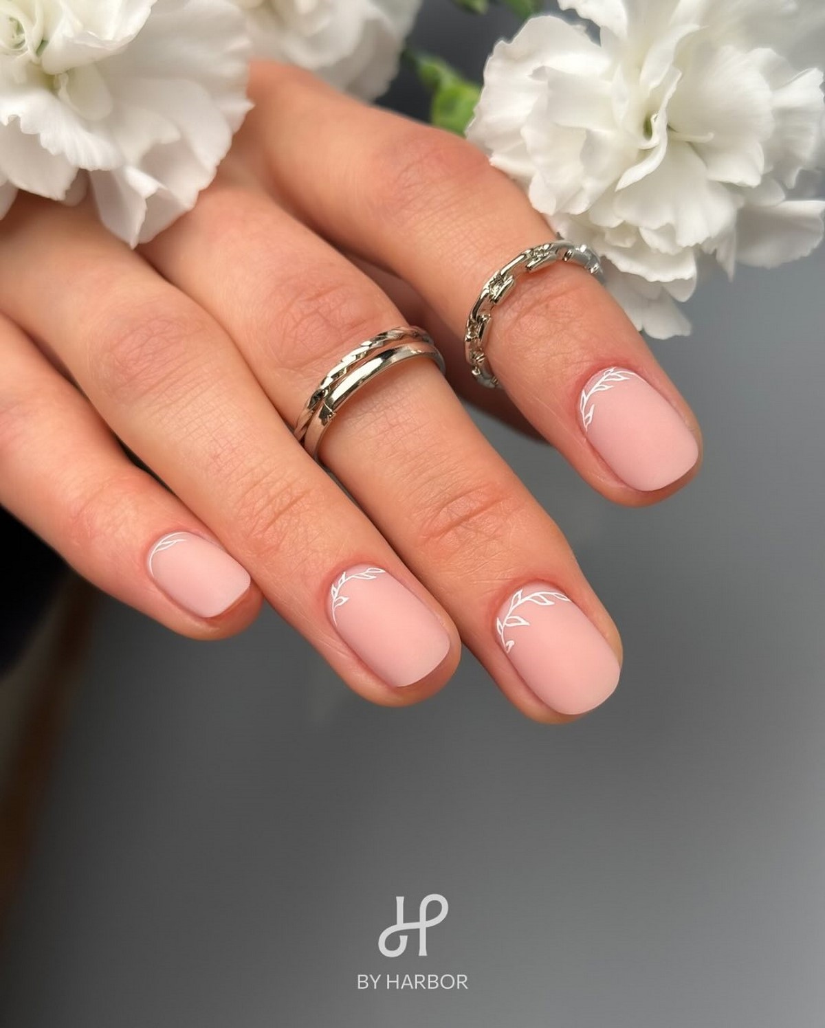 Модный маникюр в июле 2026: лучшие идеи для стильного лета