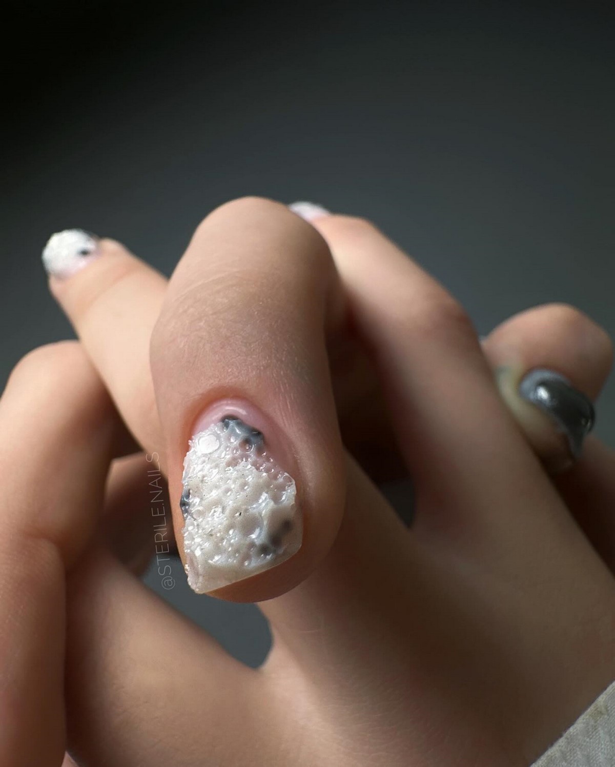 Модный маникюр в июле 2026: лучшие идеи для стильного лета