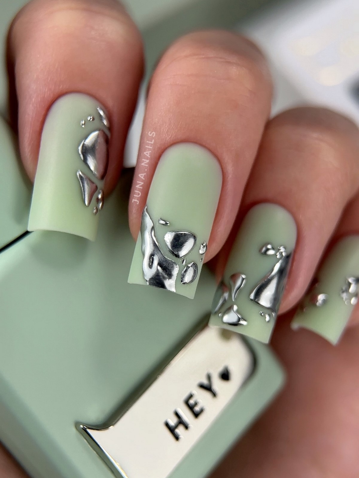 Какой маникюр будет в тренде осенью 2026 года