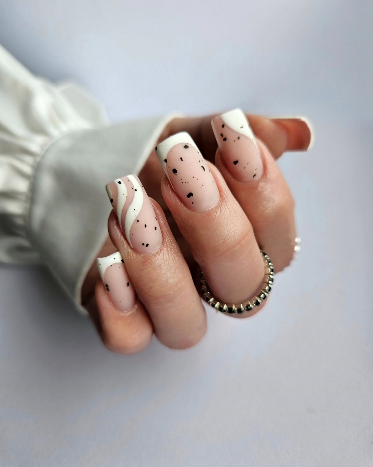 Какой маникюр будет в тренде осенью 2026 года