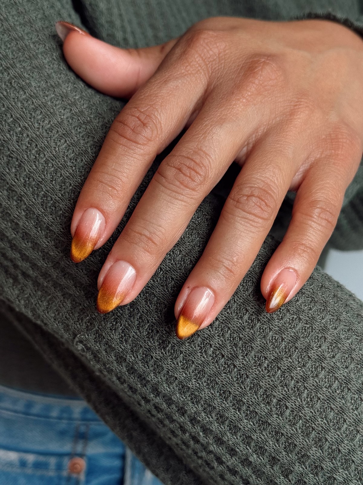 Денежный маникюр в ноябре 2026: тренды для удачи и успеха