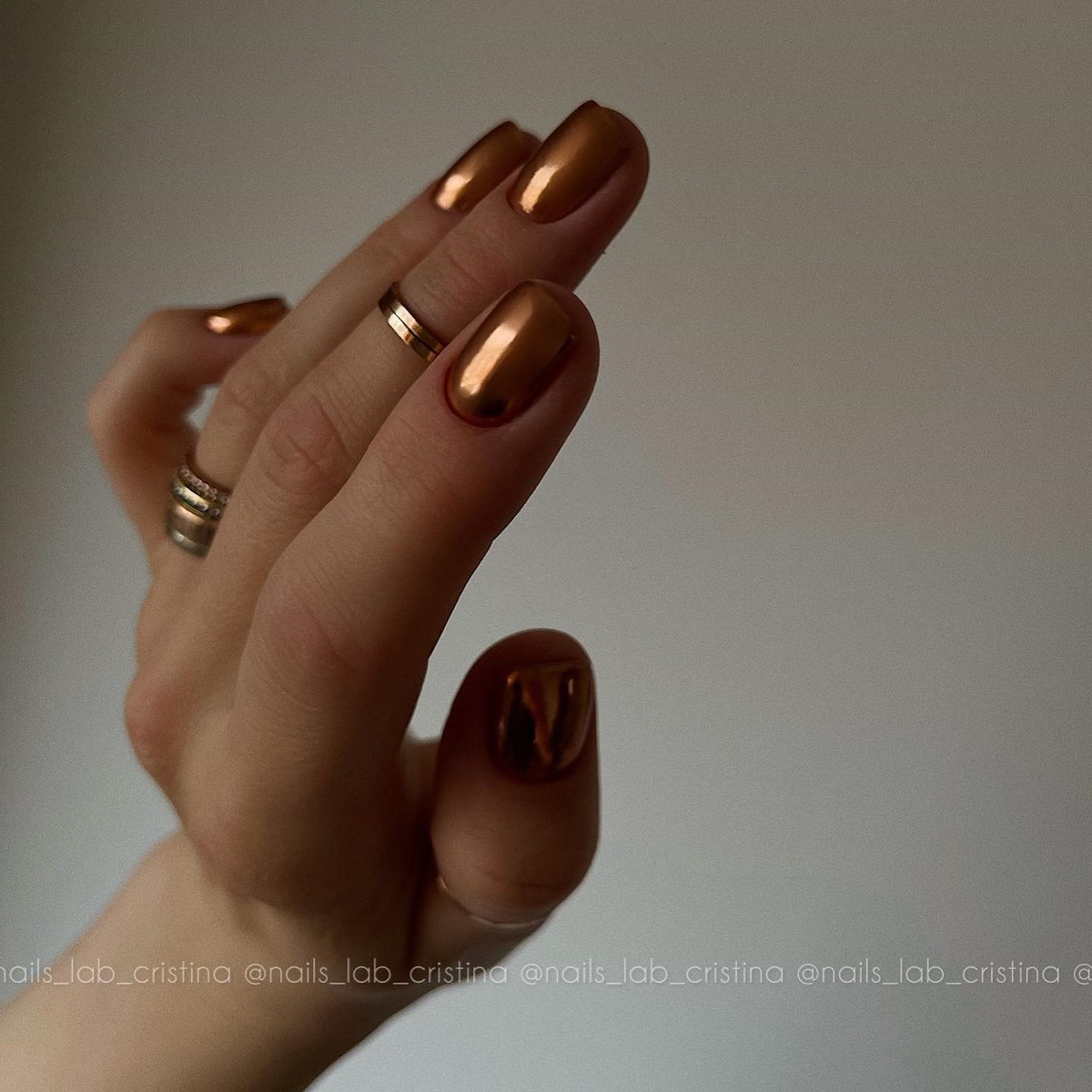 Денежный маникюр в ноябре 2026: тренды для удачи и успеха