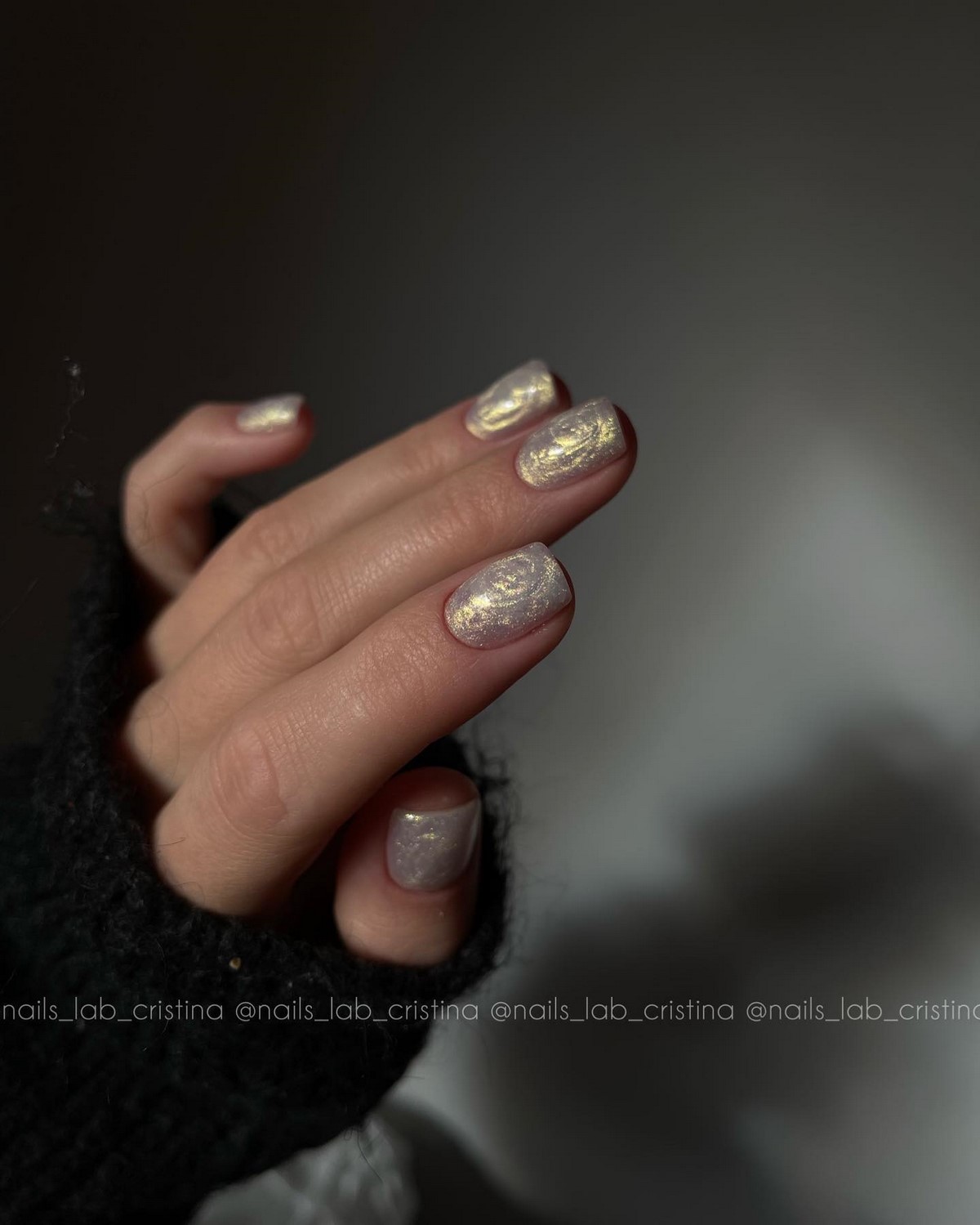 Денежный маникюр в ноябре 2026: тренды для удачи и успеха