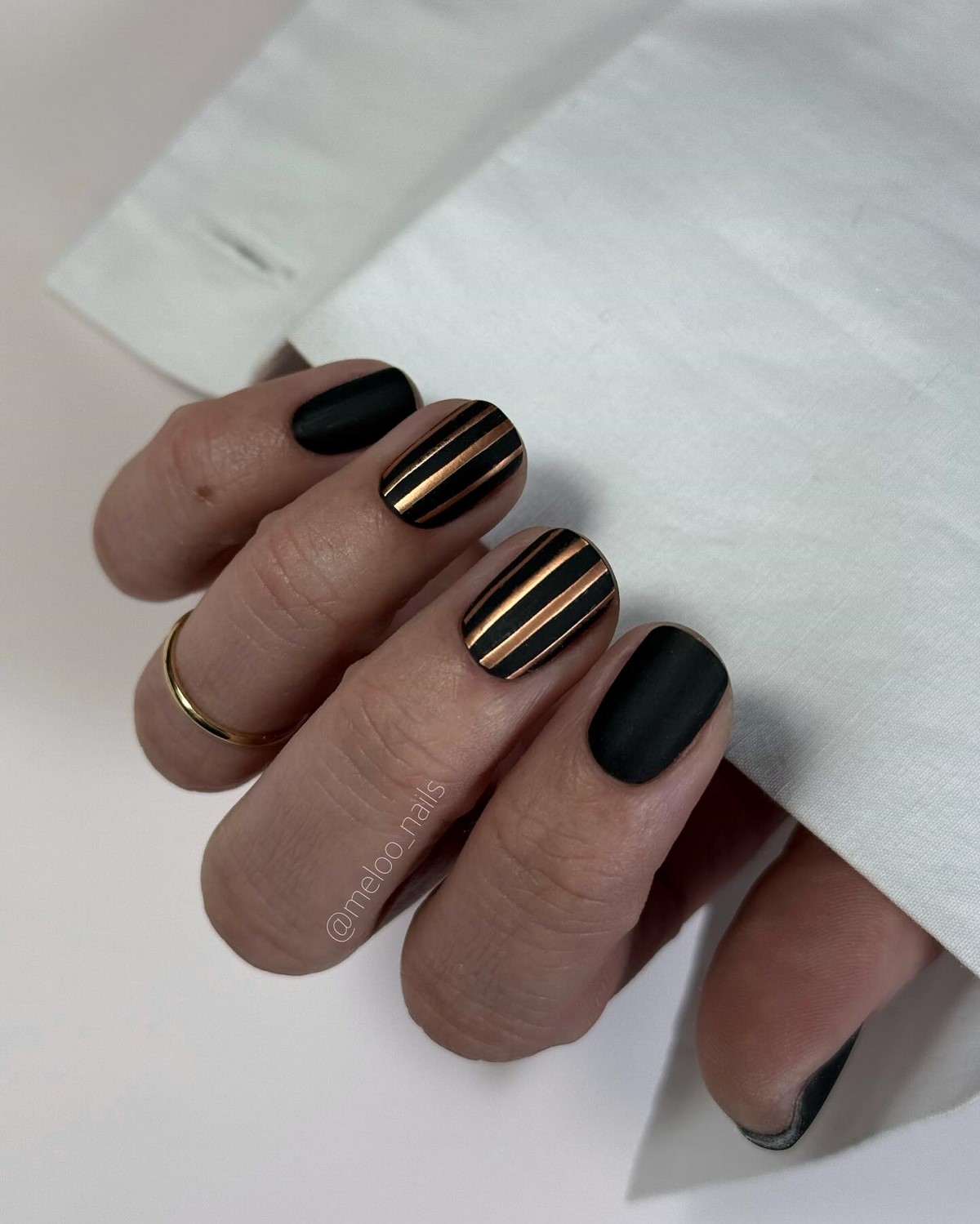 Денежный маникюр в ноябре 2026: тренды для удачи и успеха