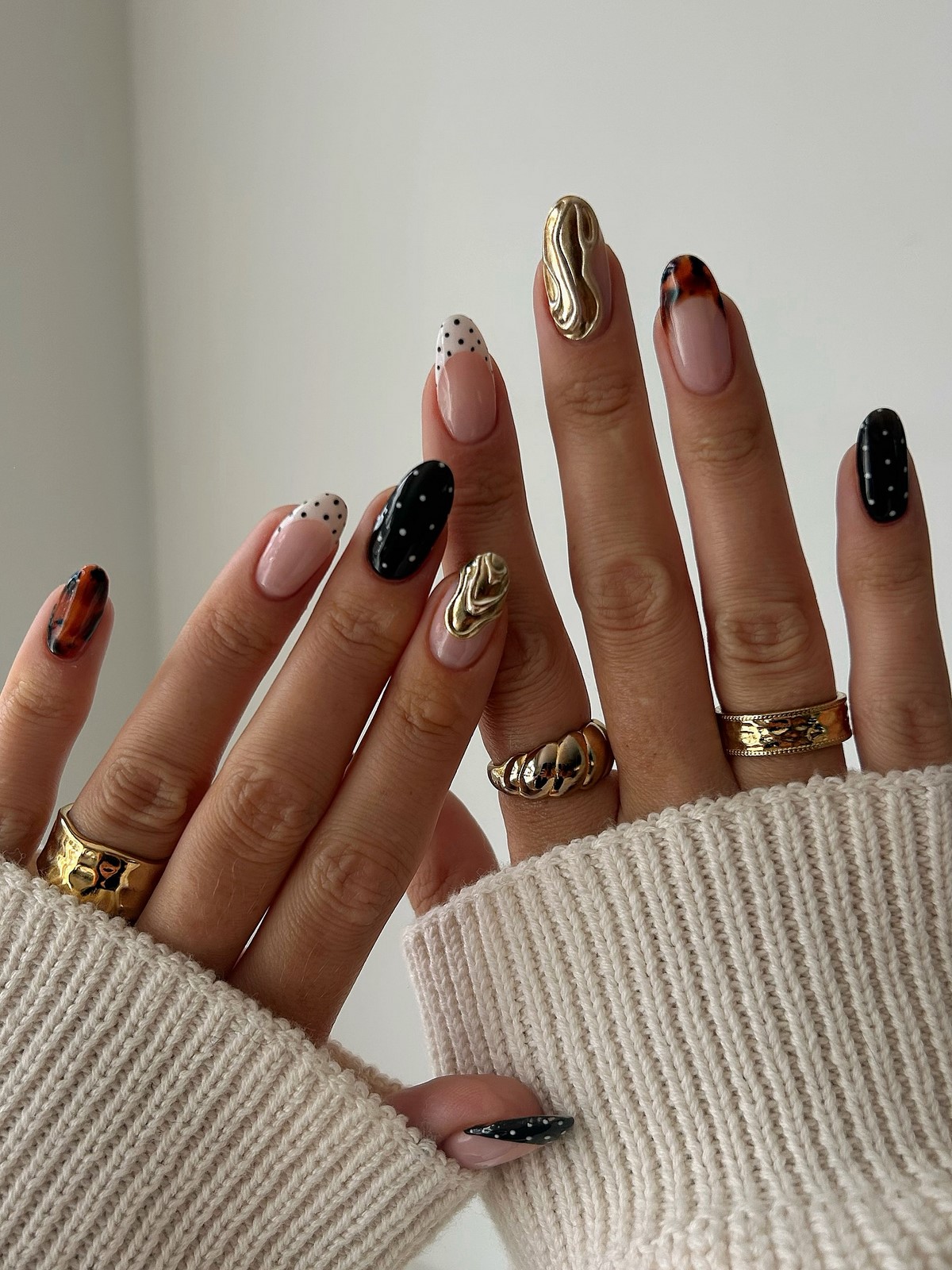 Денежный маникюр в ноябре 2026: тренды для удачи и успеха