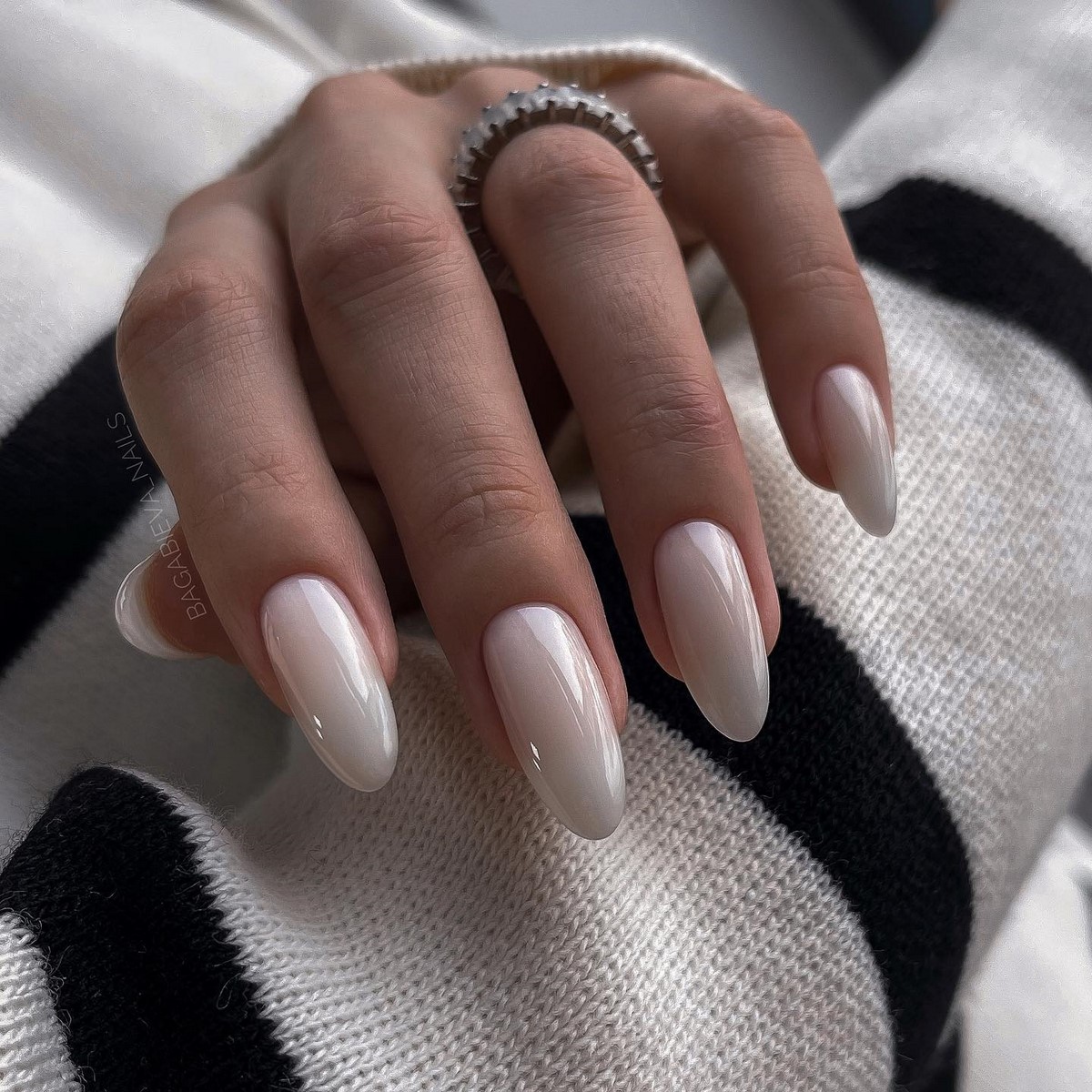 Денежный маникюр в ноябре 2026: тренды для удачи и успеха