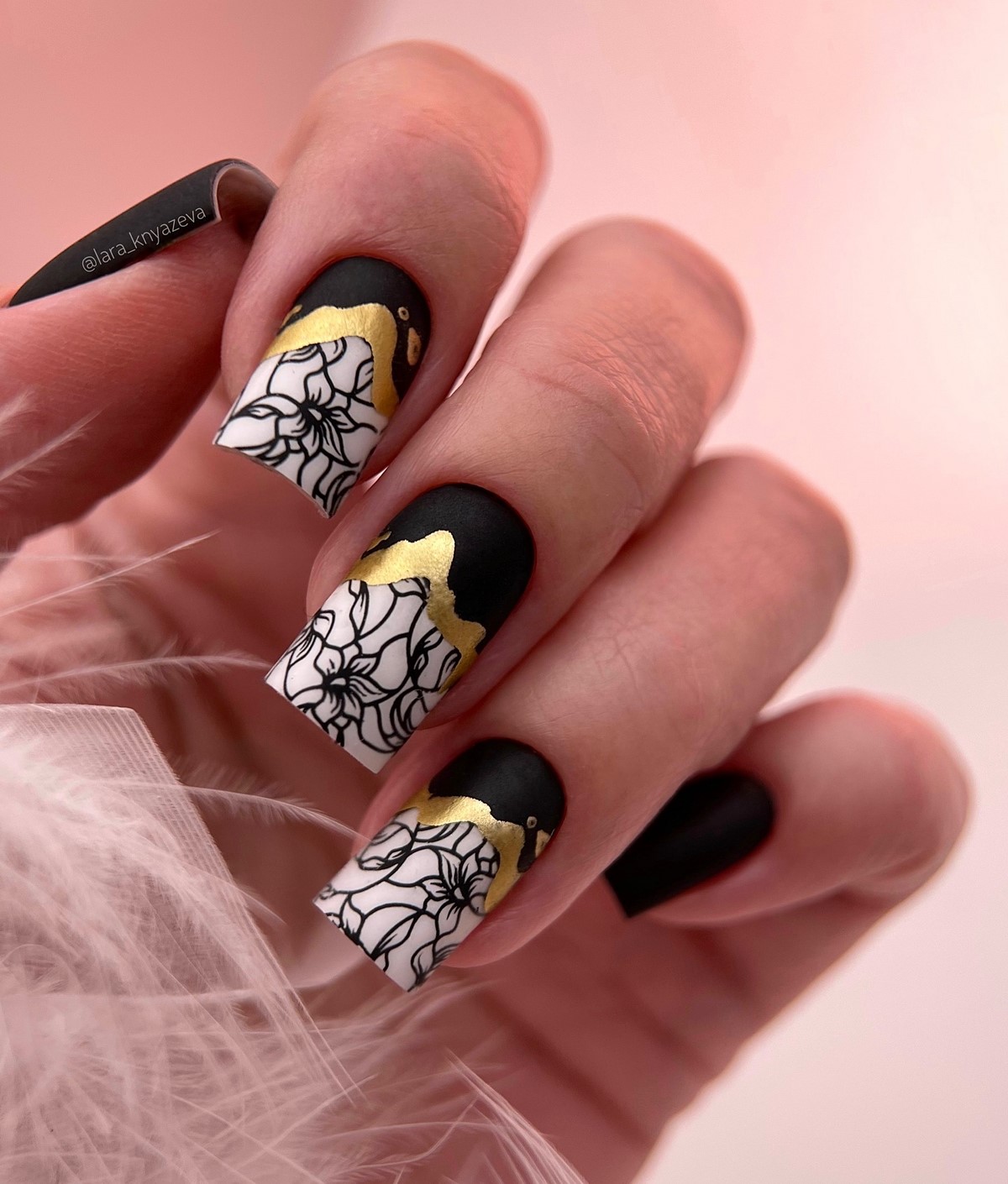 Денежный маникюр в ноябре 2026: тренды для удачи и успеха