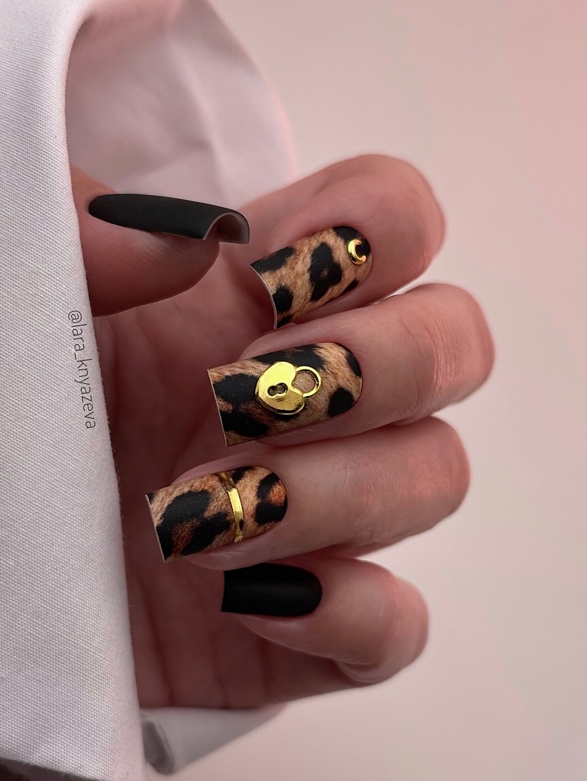 Денежный маникюр в ноябре 2026: тренды для удачи и успеха