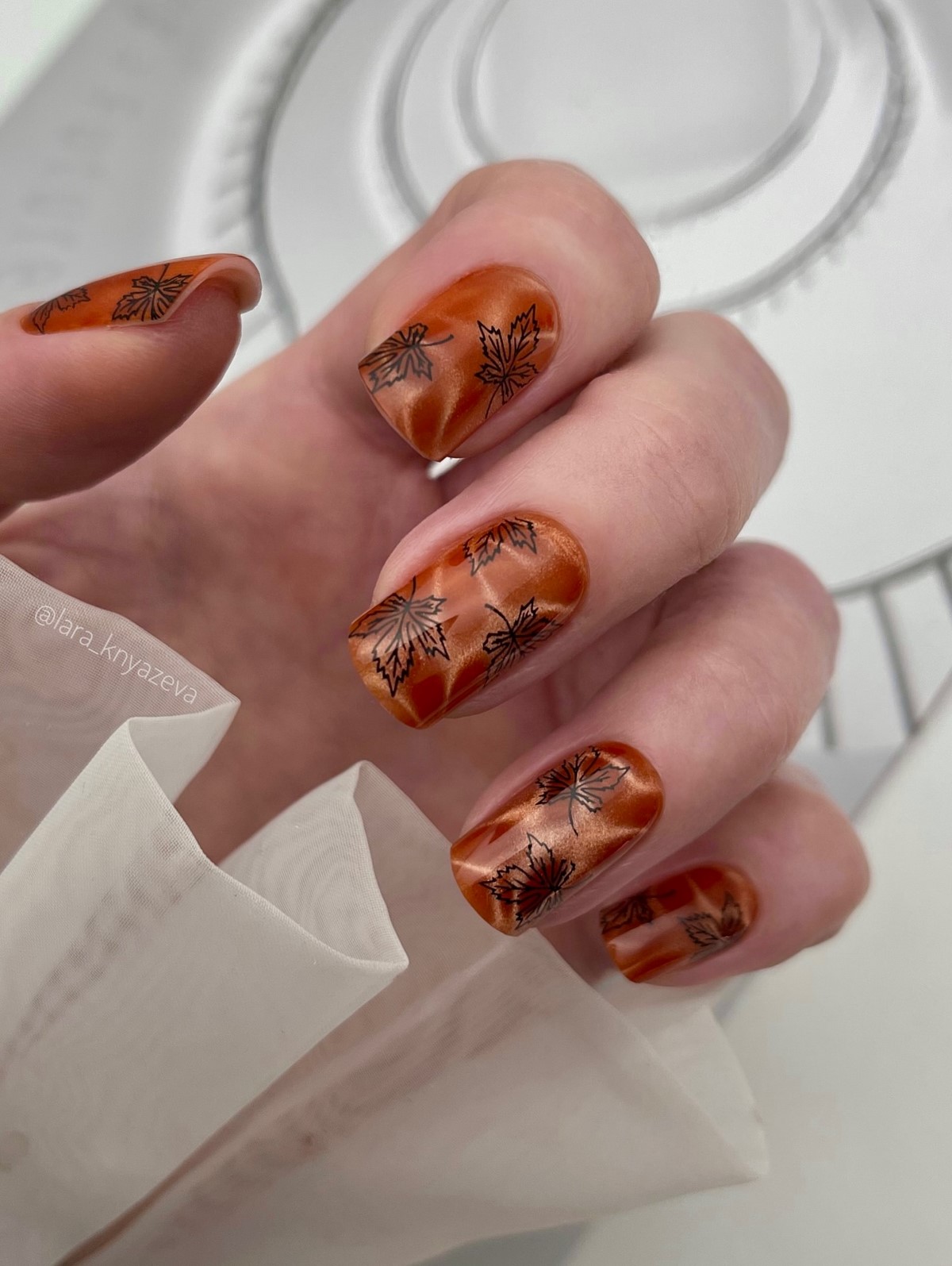 Денежный маникюр в ноябре 2026: тренды для удачи и успеха