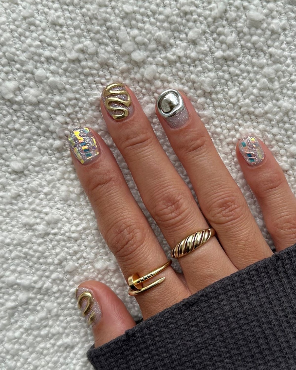 Денежный маникюр в ноябре 2026: тренды для удачи и успеха