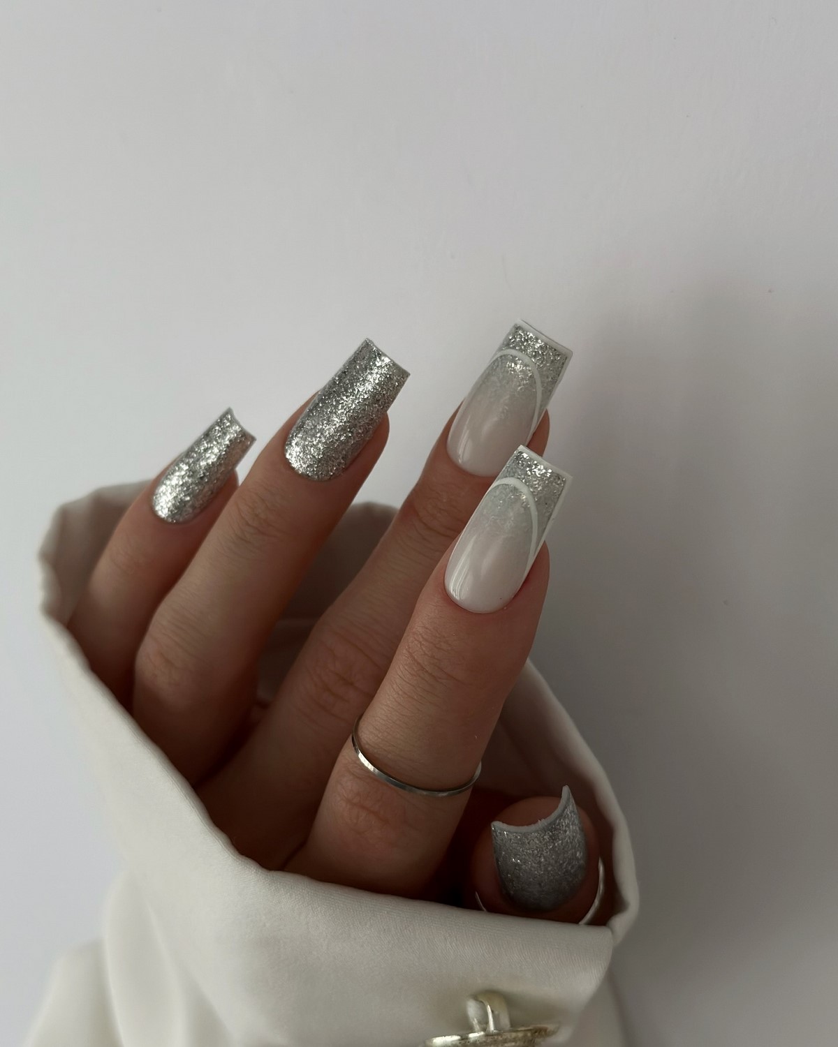 Денежный маникюр в ноябре 2026: тренды для удачи и успеха