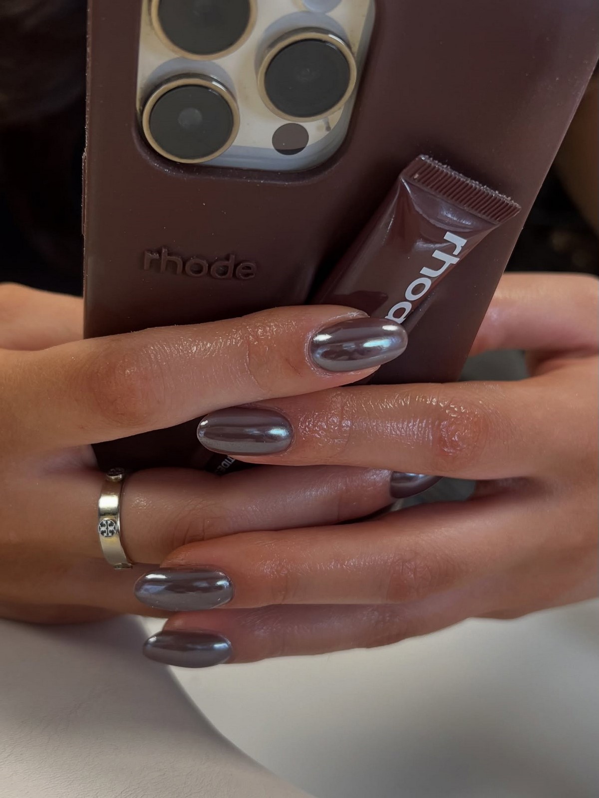 Денежный маникюр в ноябре 2026: тренды для удачи и успеха