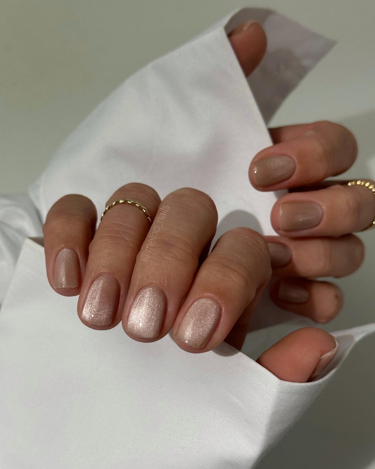 Денежный маникюр в ноябре 2026: тренды для удачи и успеха