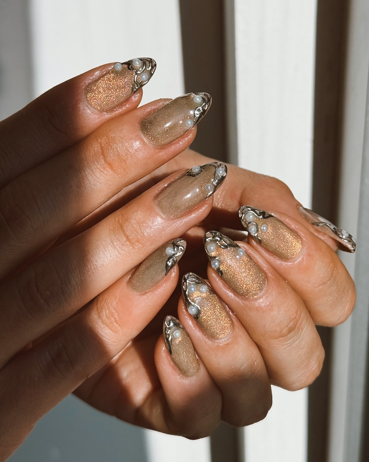 Денежный маникюр в ноябре 2026: тренды для удачи и успеха